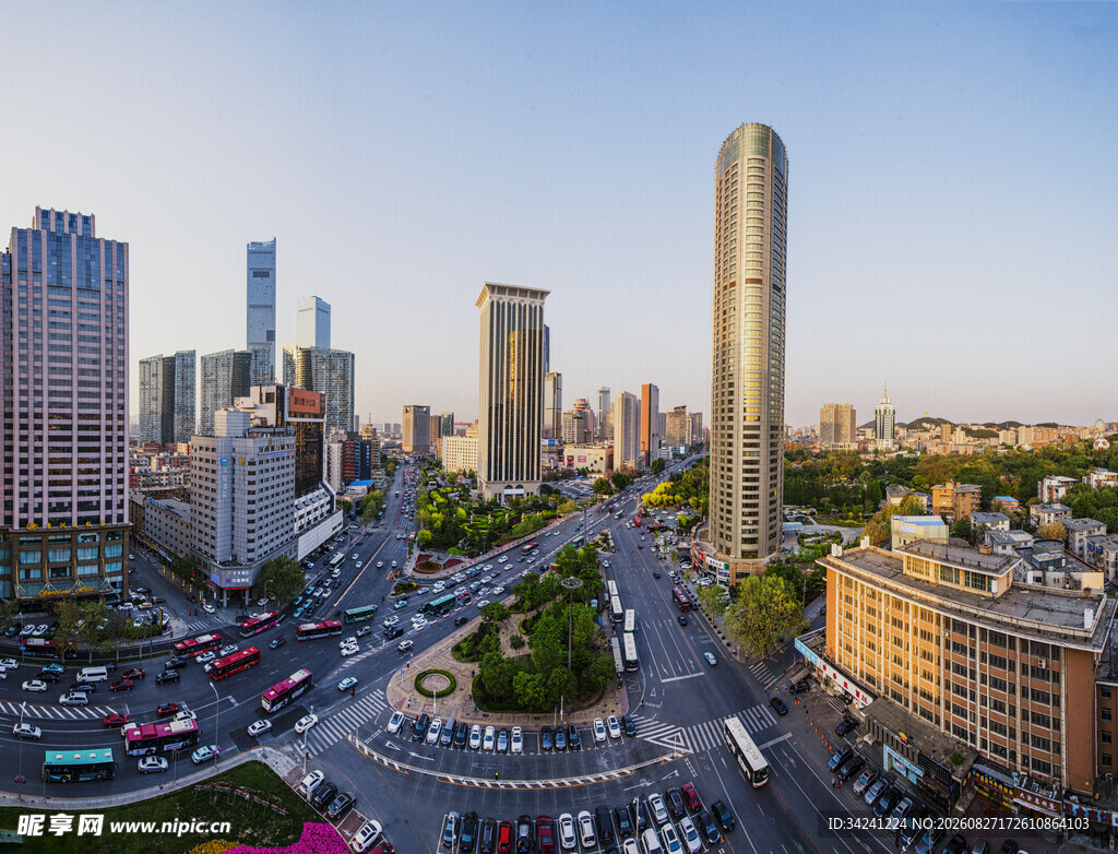 城市繁华街景与高楼风光