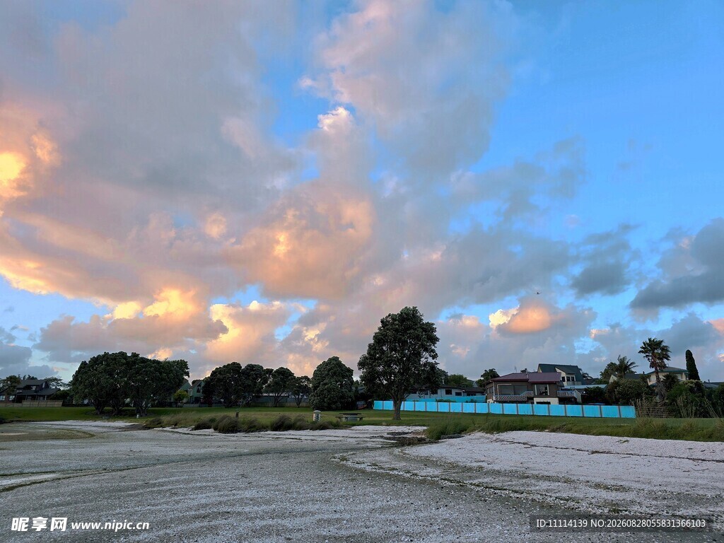 夕阳下的海滨风景