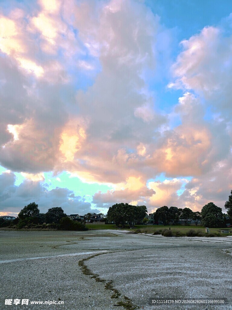 夕阳下的海滩美景