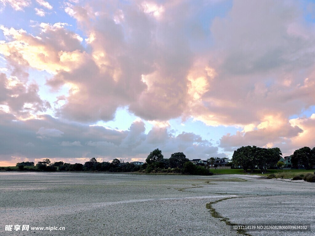 夕阳下的海滩与绚烂云彩