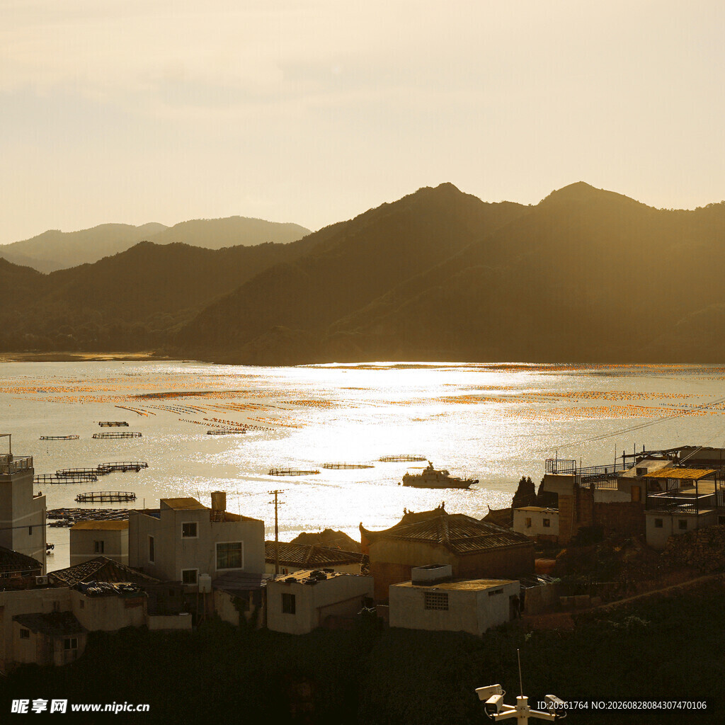 夕阳下的海滨小镇风光