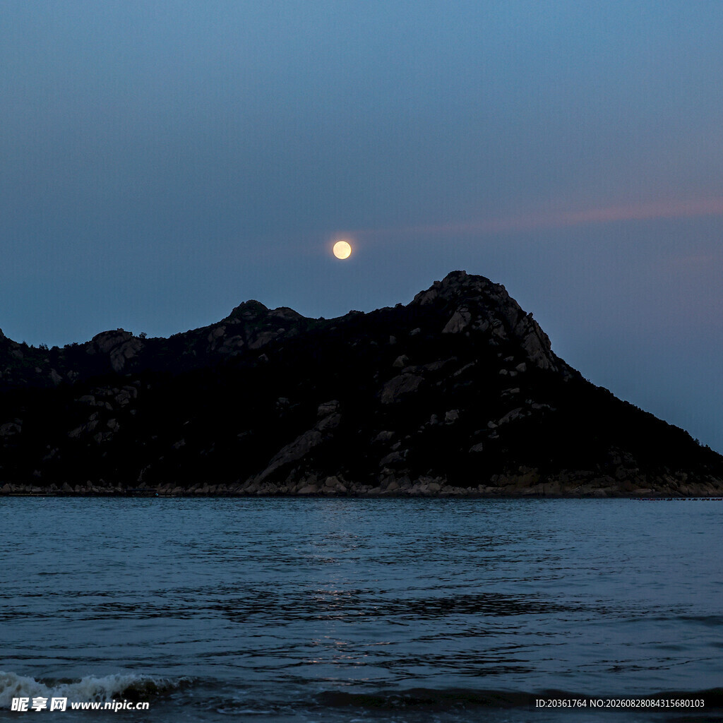 月夜山海景