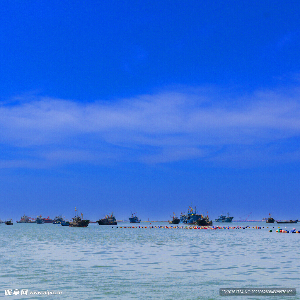 碧海蓝天中的海上船只