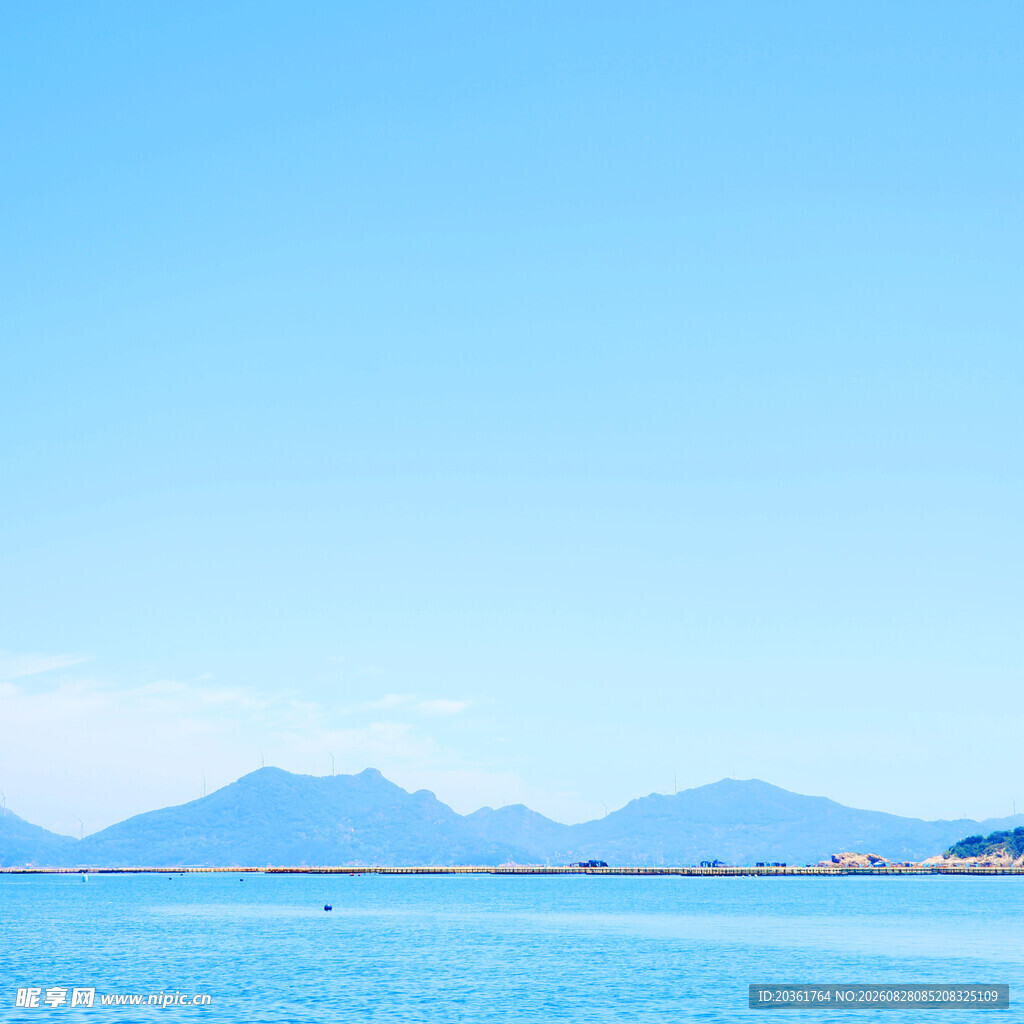 碧海蓝天远山风景图