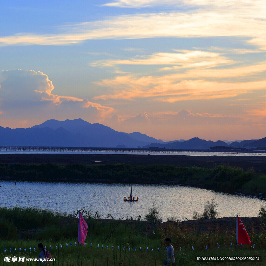 湖畔日落美景