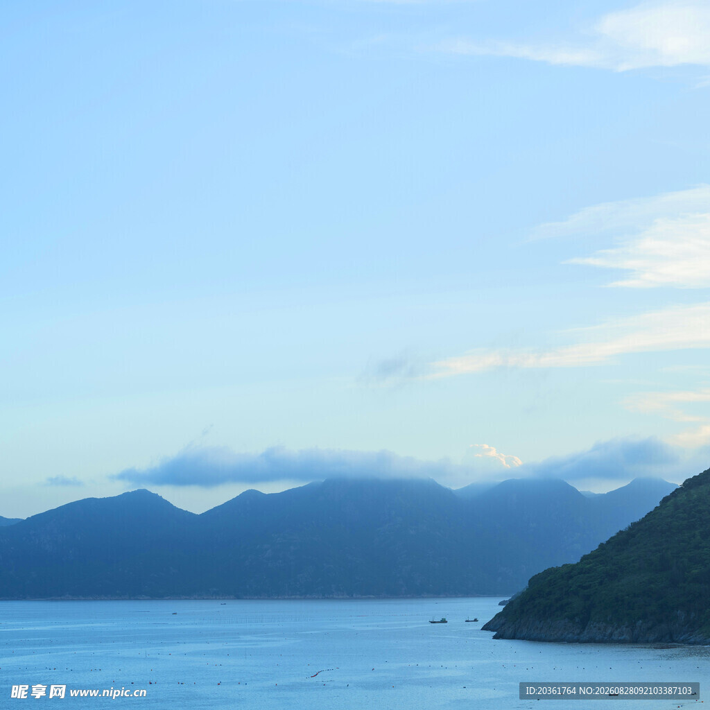 海边山峦美景