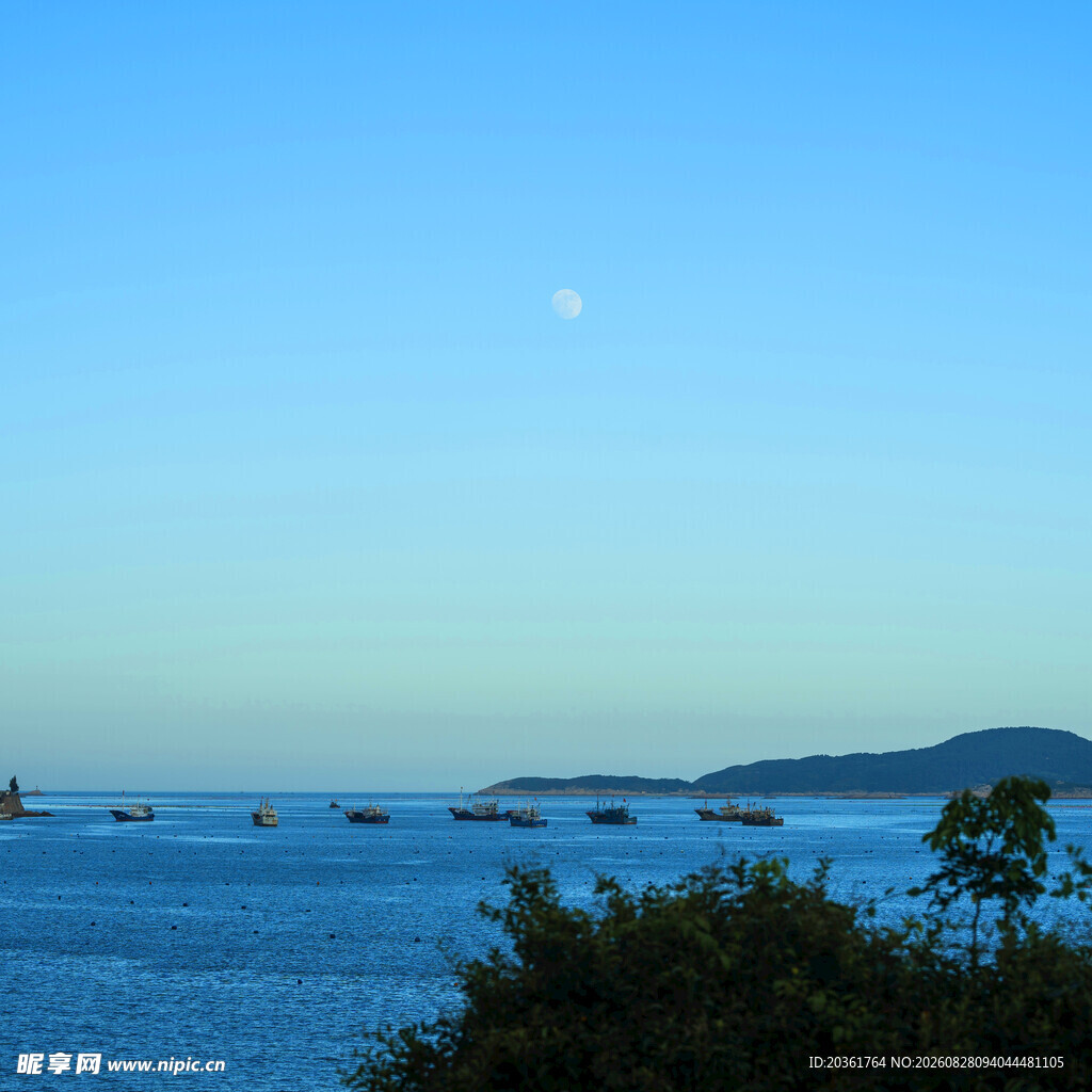 海上风光伴月景
