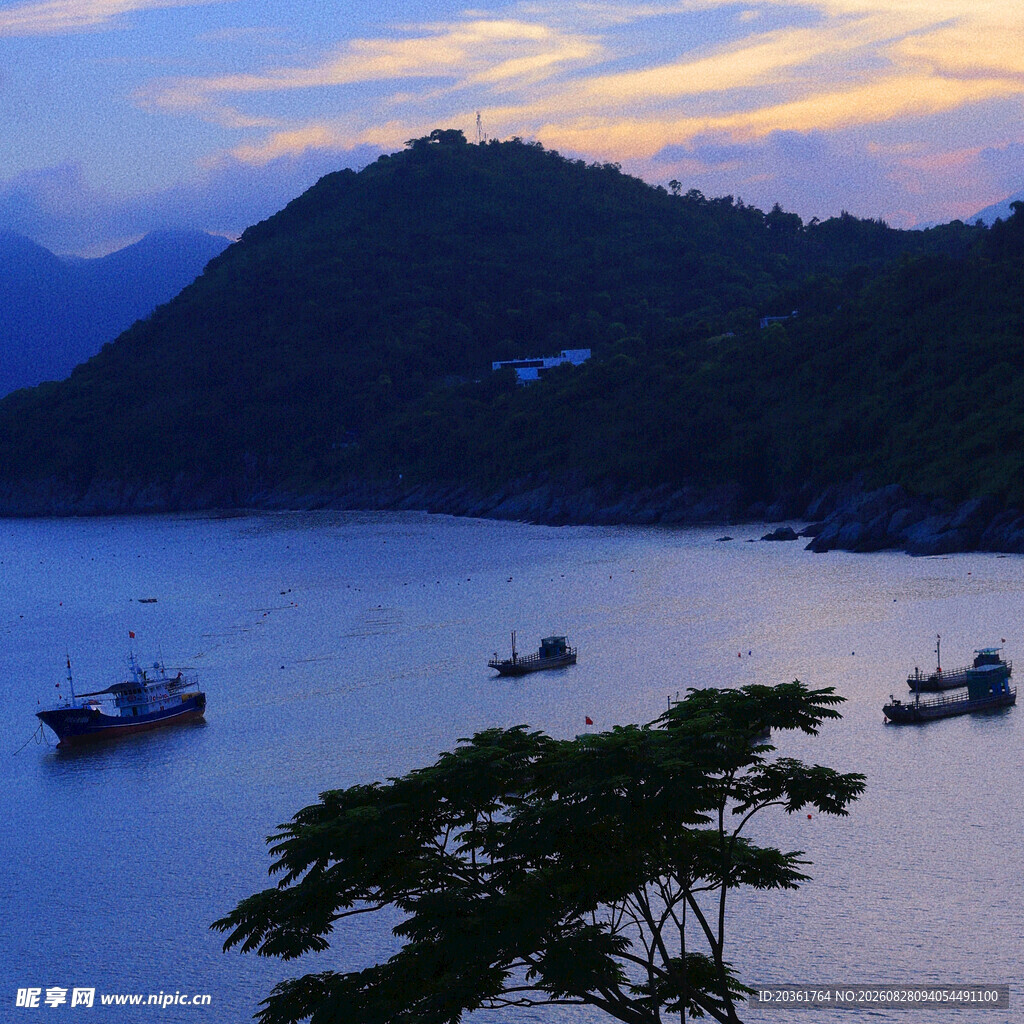 黄昏湖畔渔船与青山美景