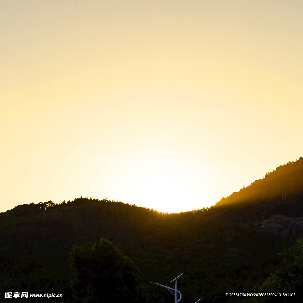 夕阳下的山峦美景