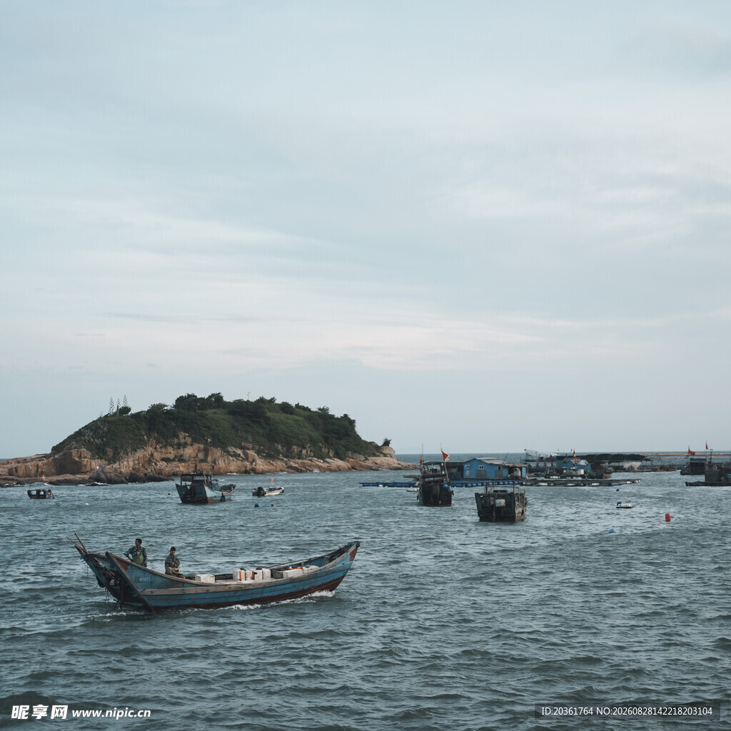 海上渔船与远处小岛