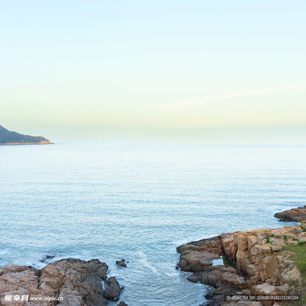 海边岩石与宁静海面景色