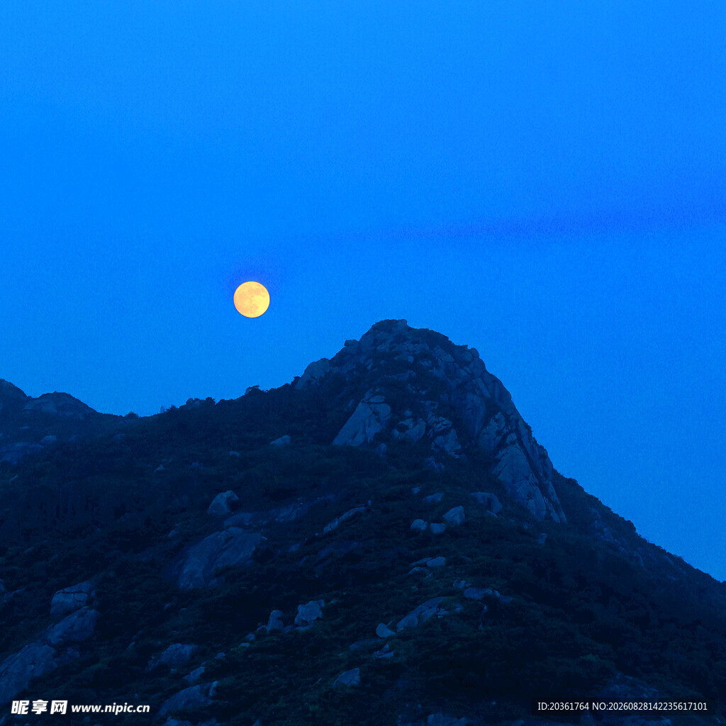 月夜山峰美景