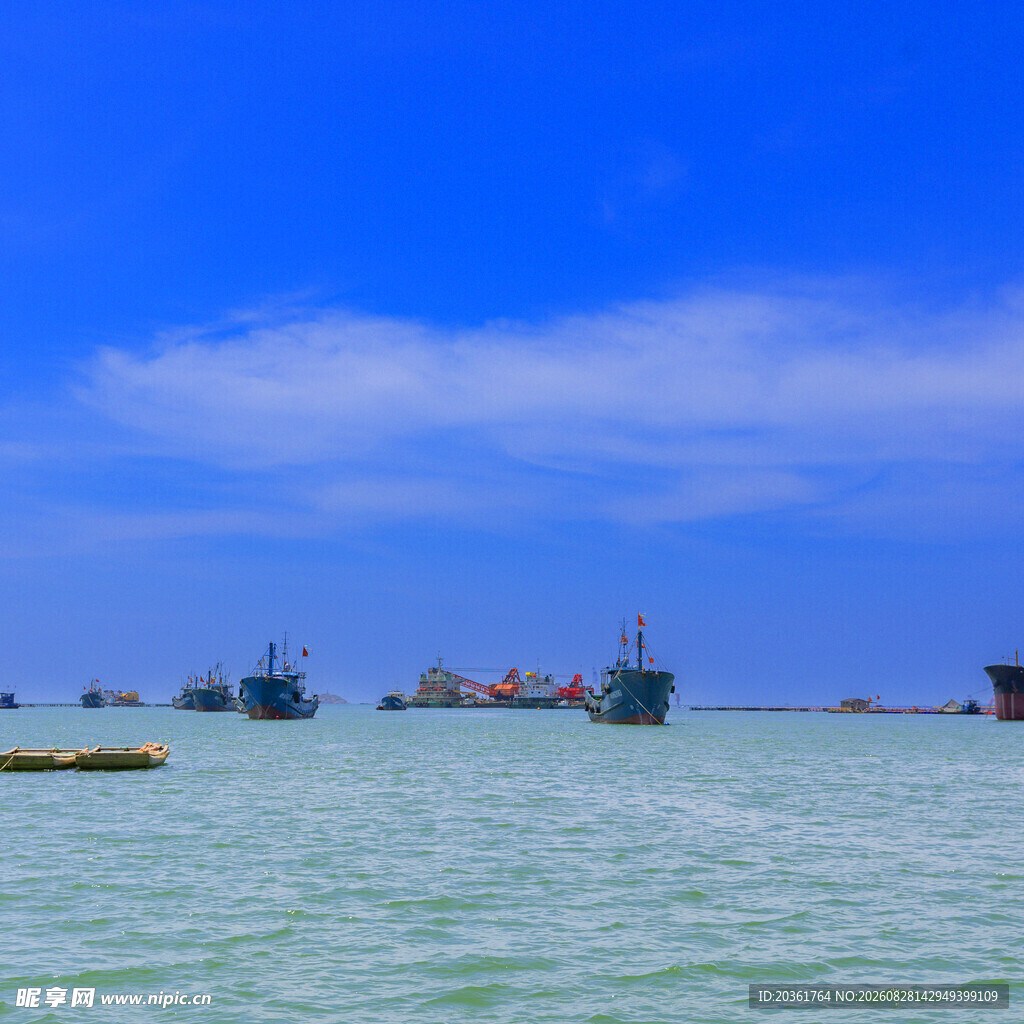 海上船只与蓝天碧海美景