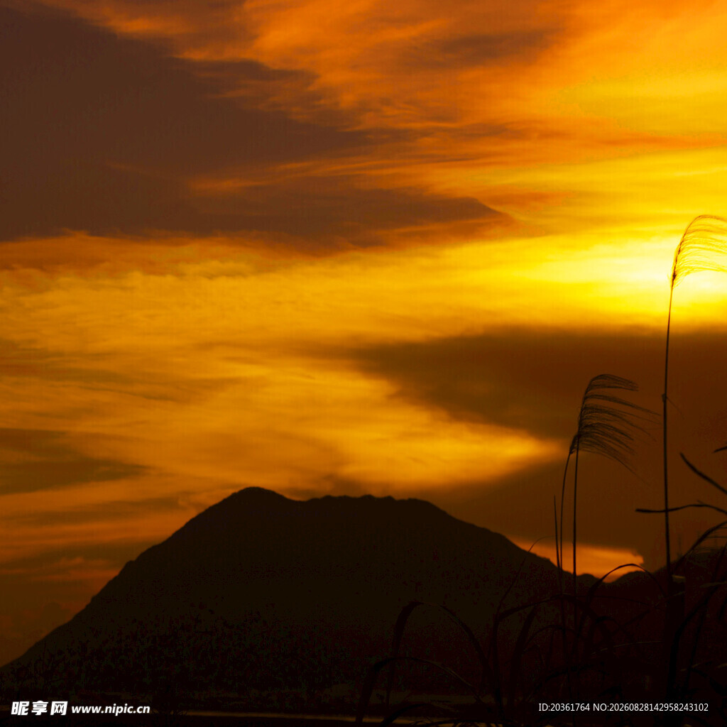 夕阳下的山峦与天际美景