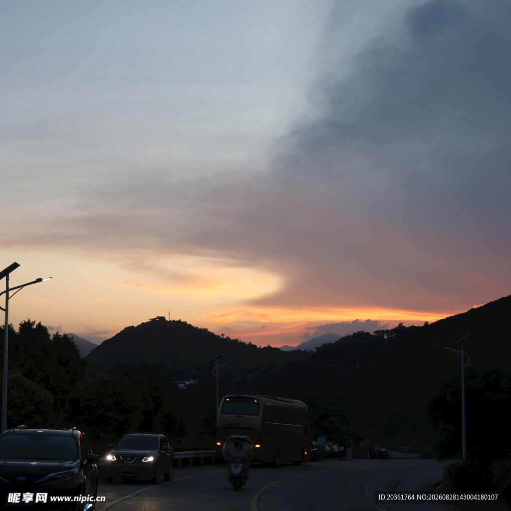 黄昏时分的道路与远山景色