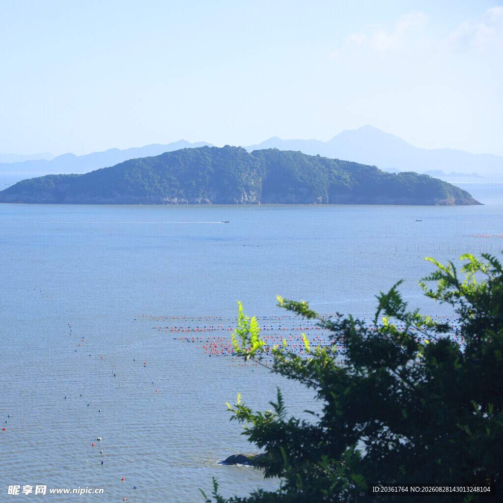 海边青山绿树风景