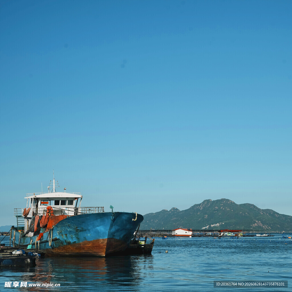 停泊在海面的蓝色船只