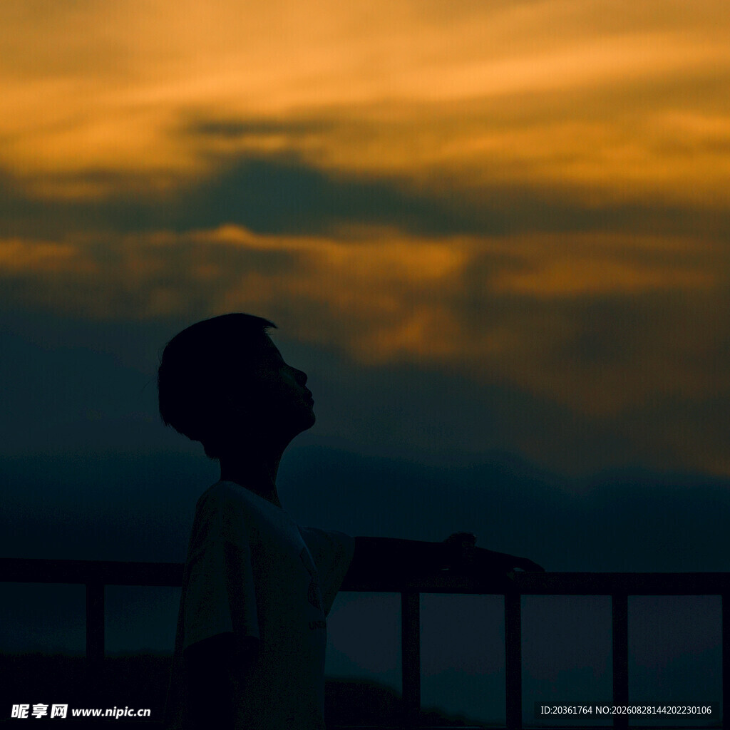 夕阳下男孩的孤独剪影
