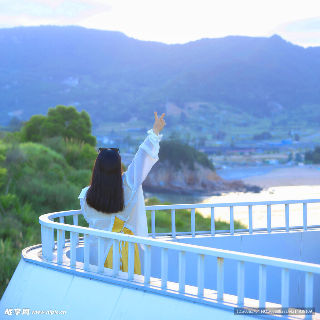 女孩于观景台惬意赏景