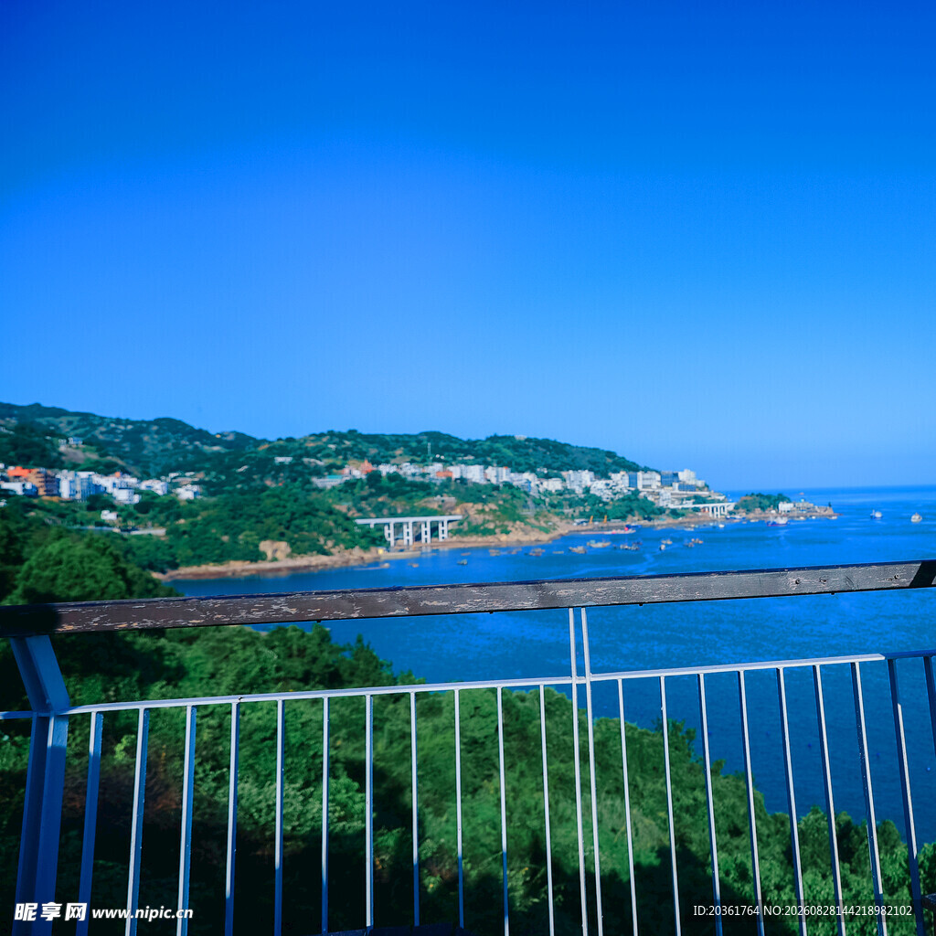 海边栏杆外的美丽景致