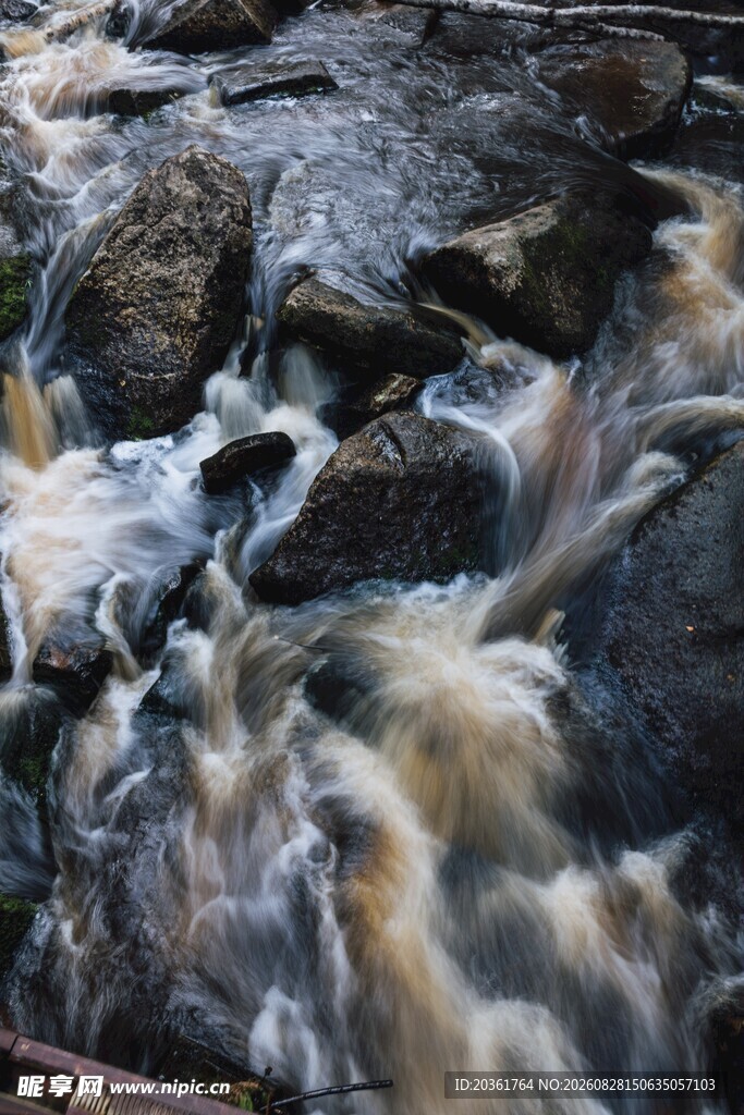 山间湍急溪流