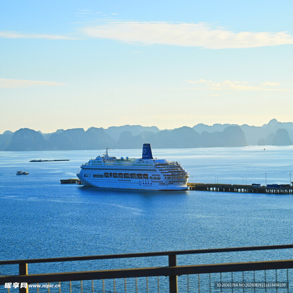 海上游轮停靠码头美景
