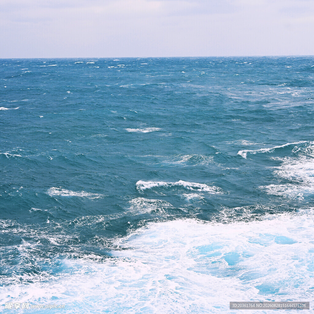 海上波浪翻涌的壮阔景象