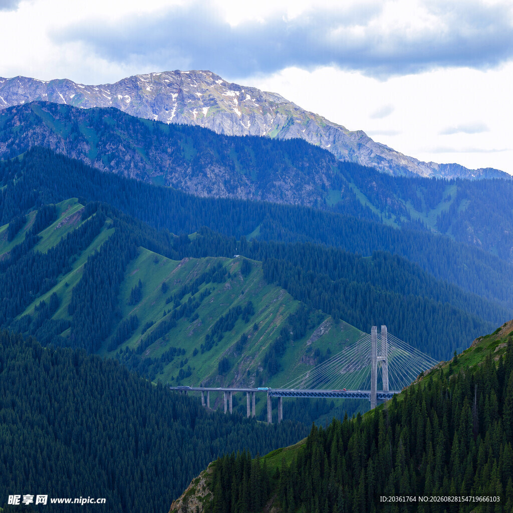 山间高架桥横跨壮美山峦