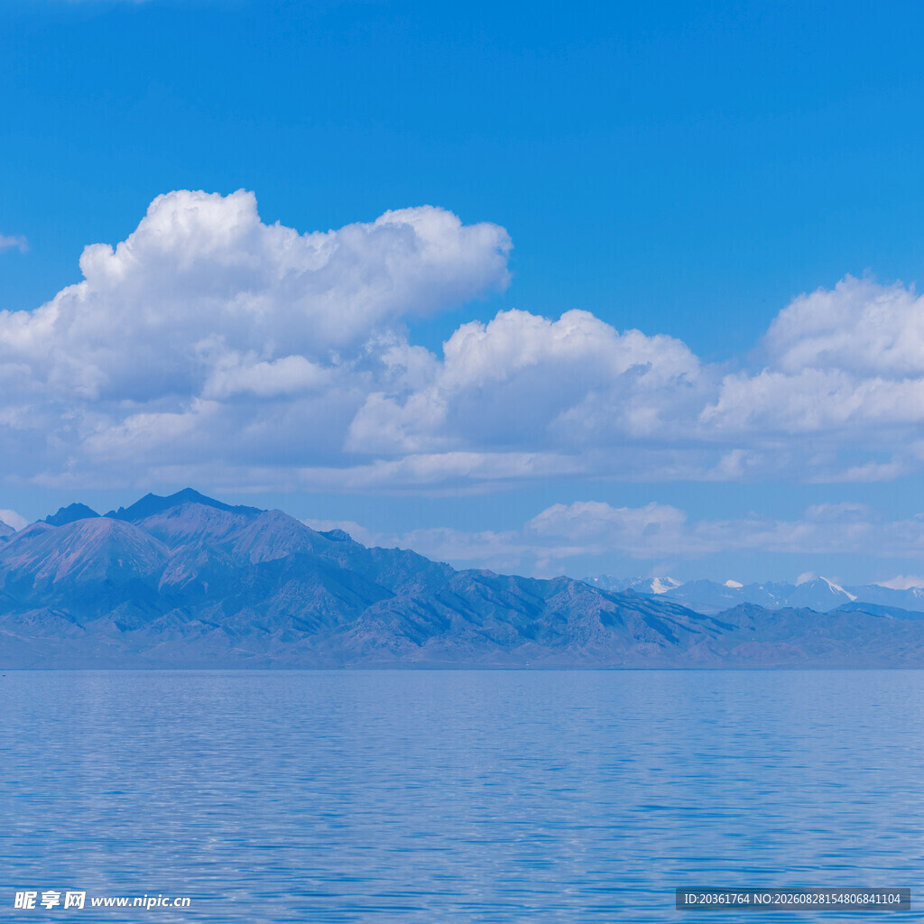 蓝天碧水间的壮丽山景