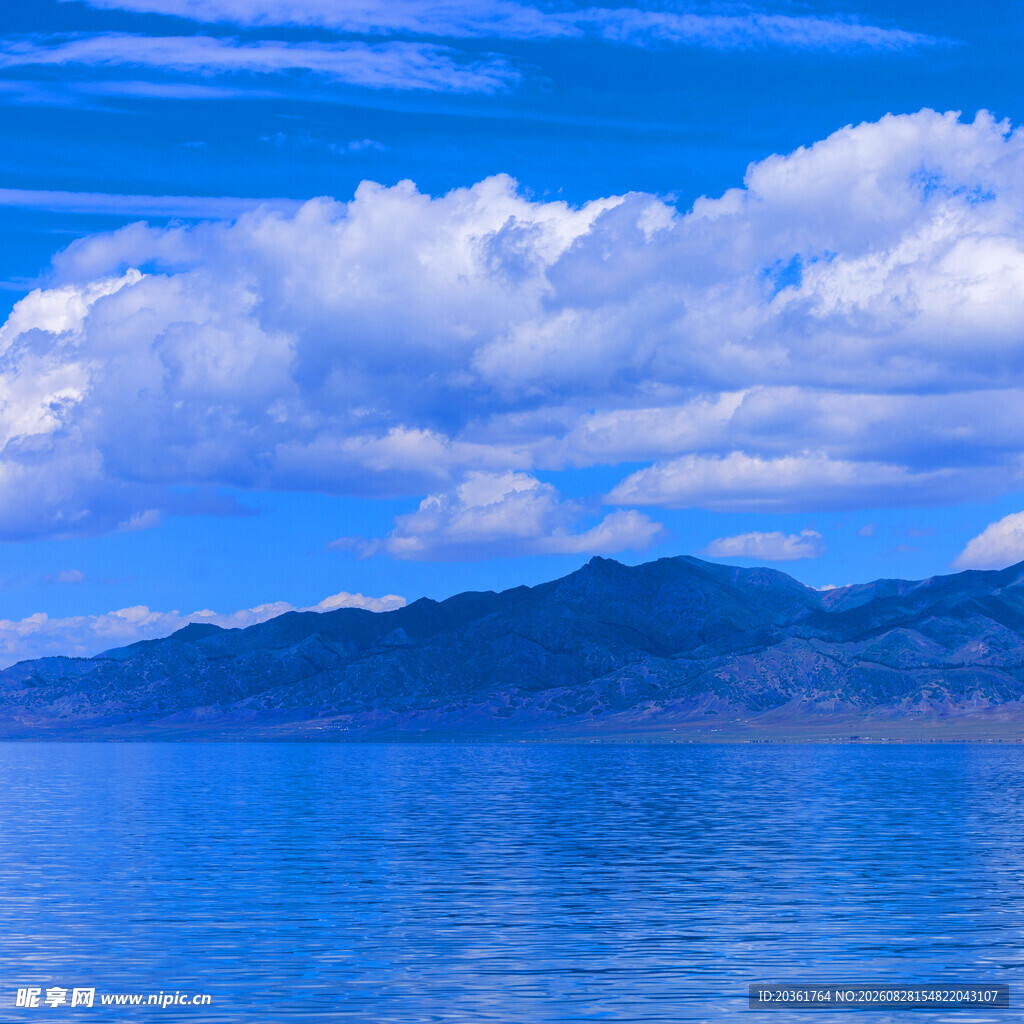 蓝色湖水与远处山峦美景