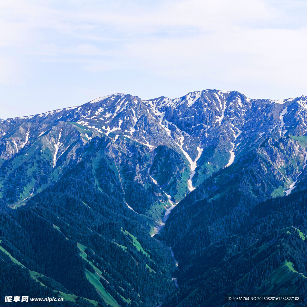壮丽山峦景观