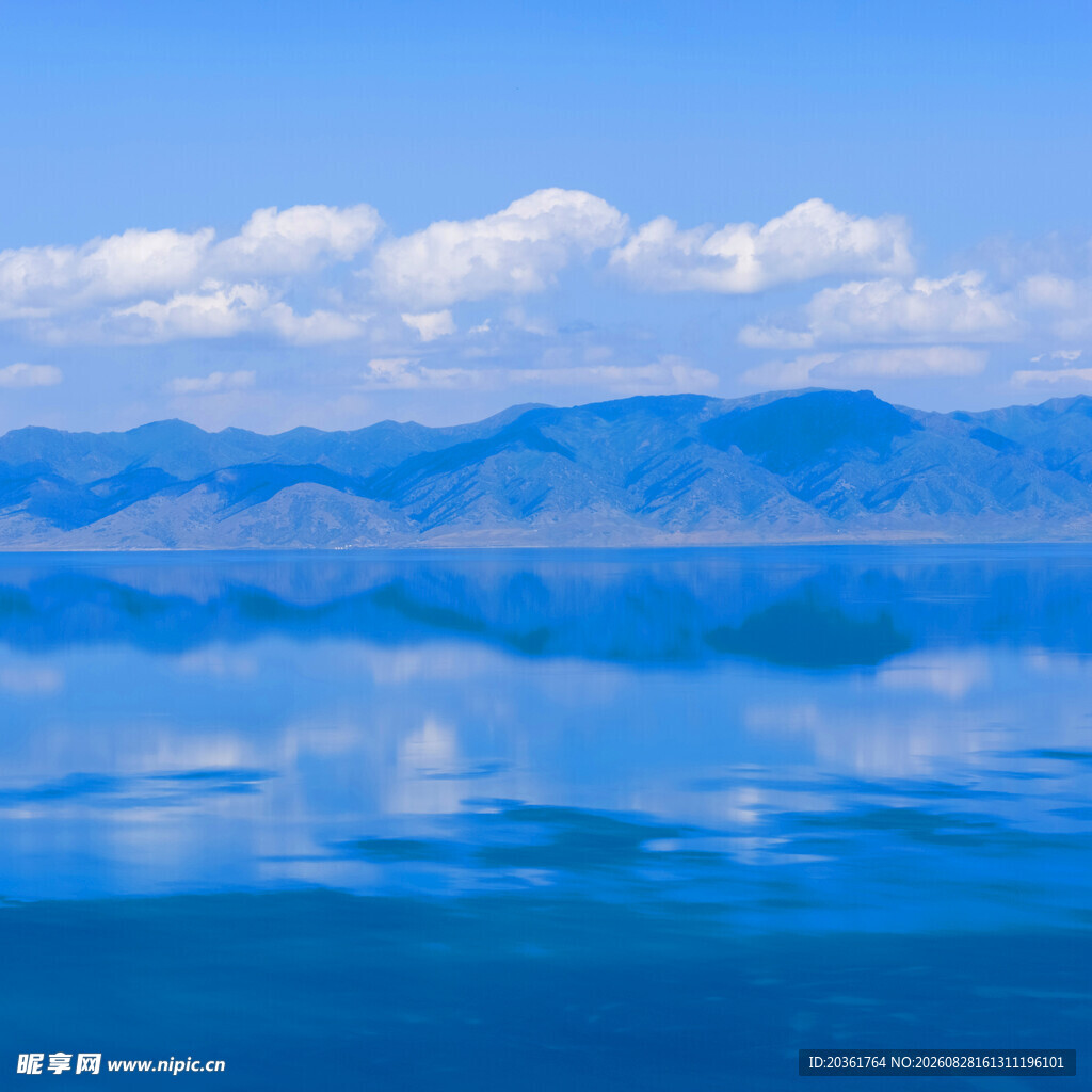 宁静蓝湖与远处山峦倒影