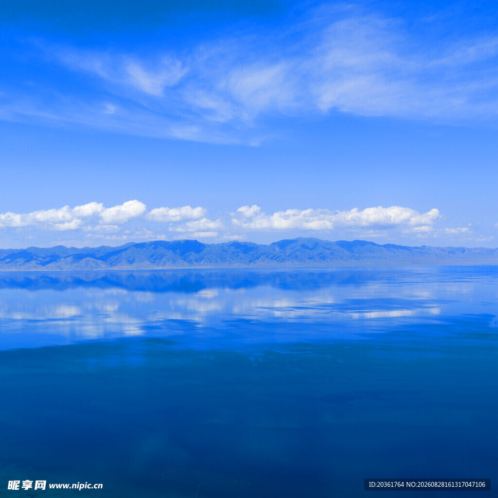 湛蓝天空下的平静湖面
