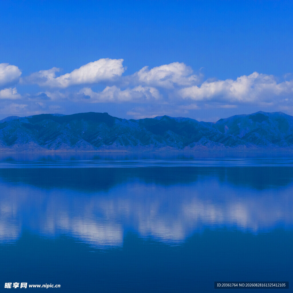 宁静湖景与远山蓝天倒影