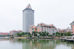 湖畔欧式建筑与高楼景观