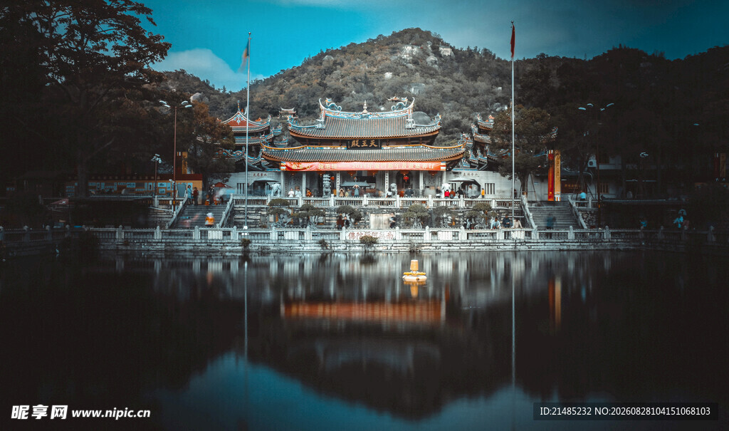 山水间的中式建筑倒影
