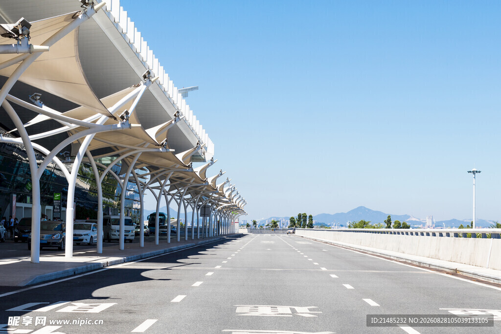 机场外宽阔道路与廊桥景观