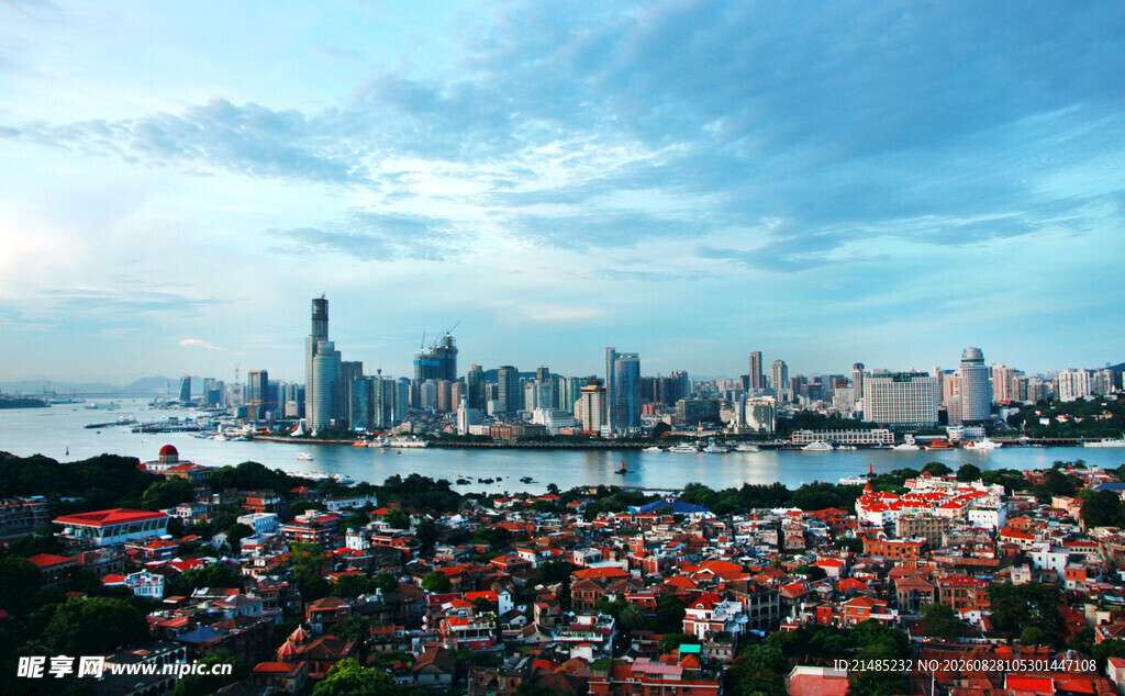 城市天际线与低矮建筑景观