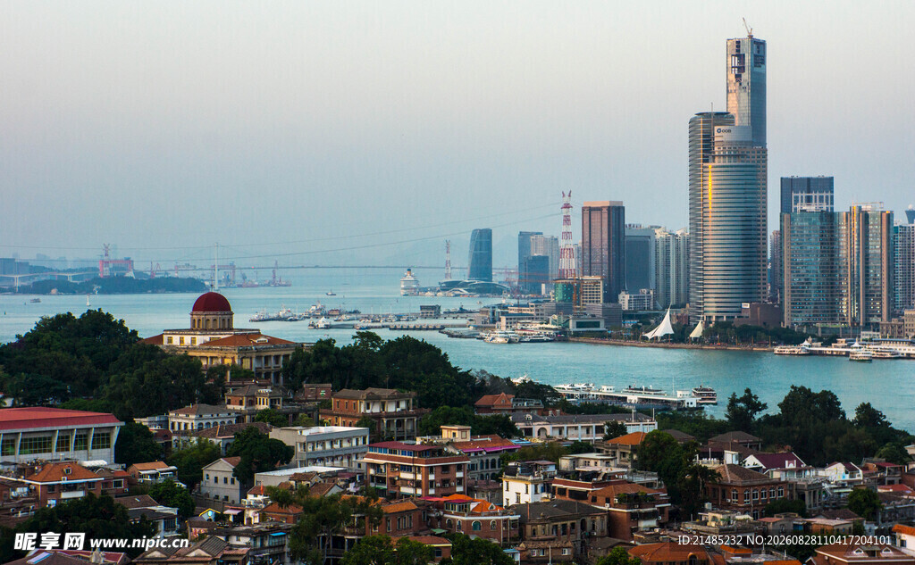 城市天际线与近海景观