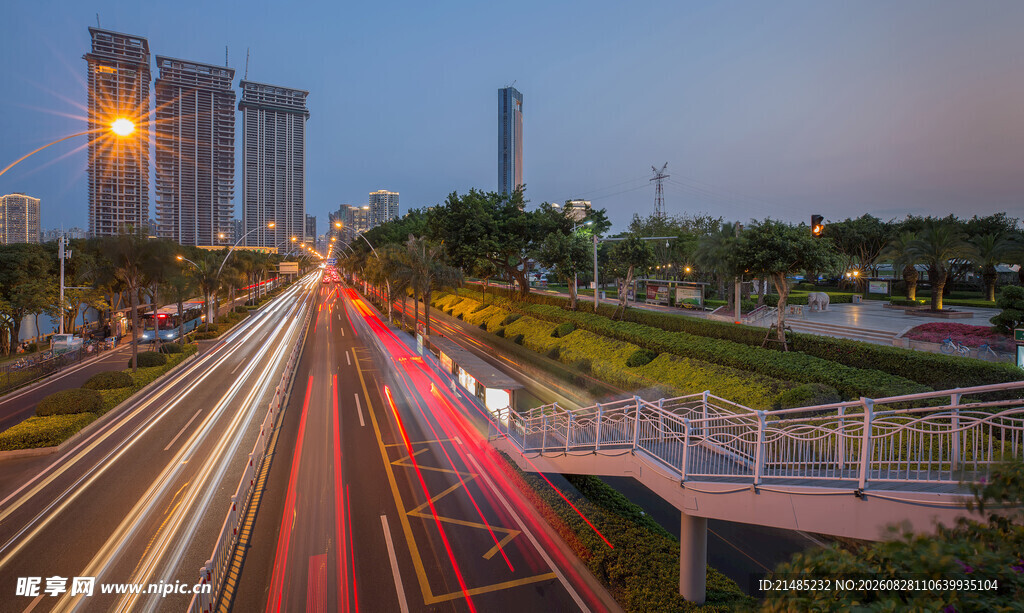 城市道路夜景车流光影