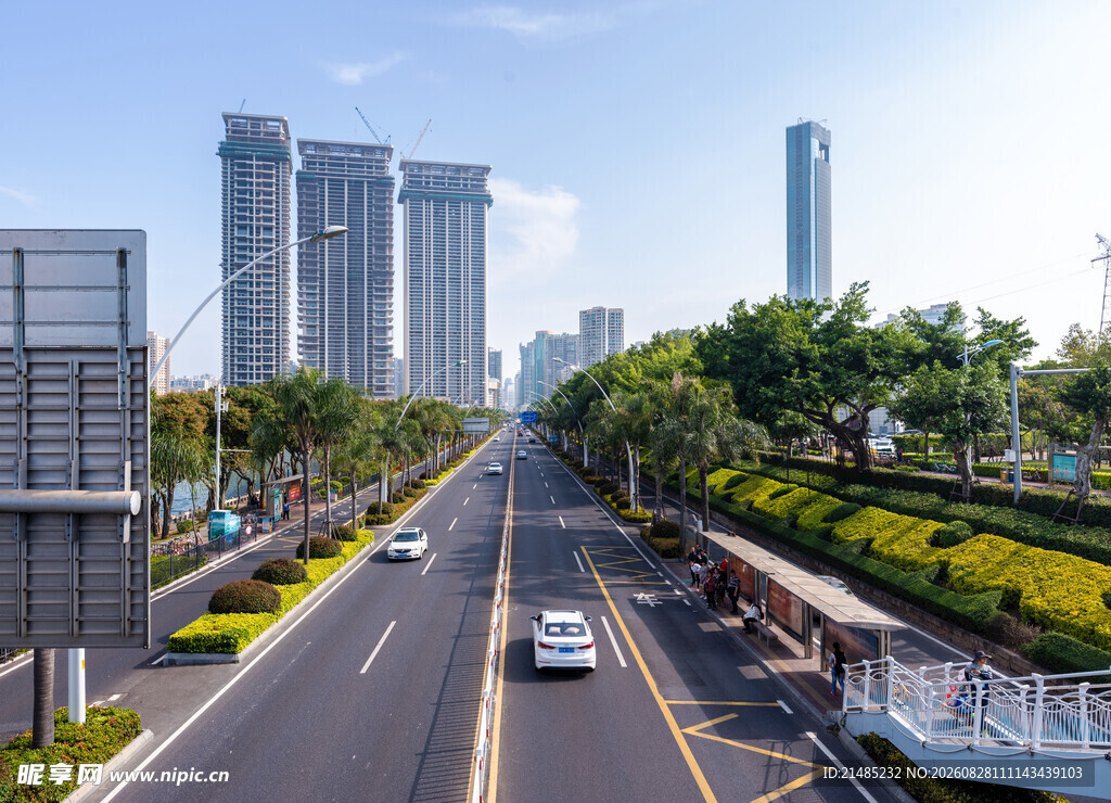 城市宽阔道路与高楼景观