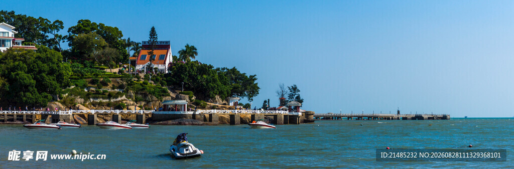 海滨美景 小船悠游于碧波