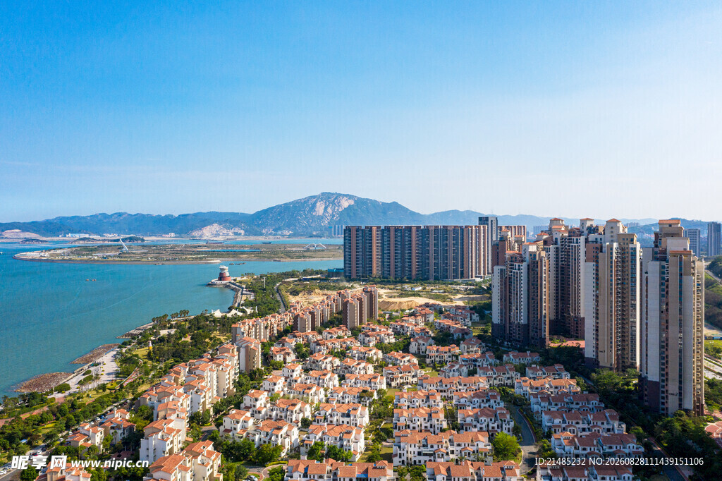 海滨城市高楼与低矮建筑景观