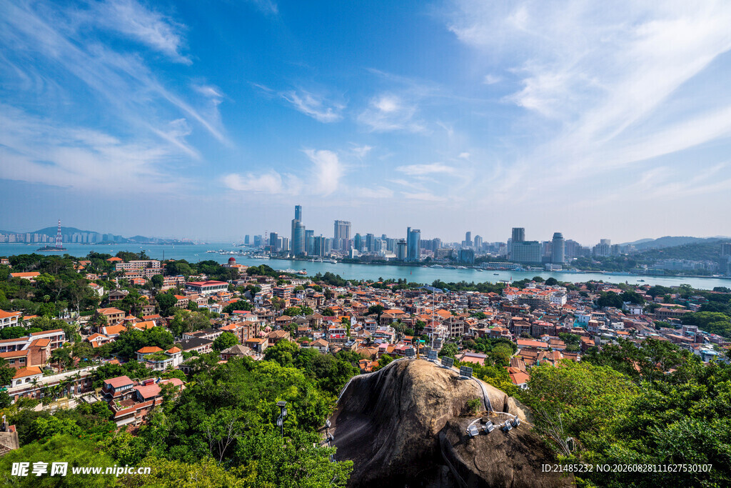 俯瞰城市与山海美景