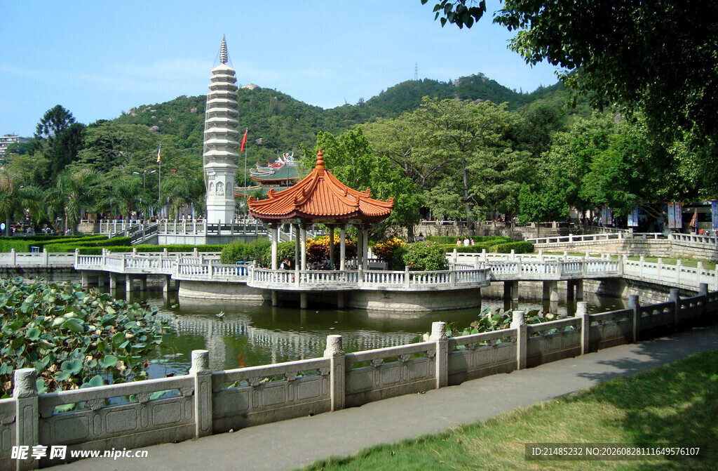 湖畔宝塔与亭的秀丽景致