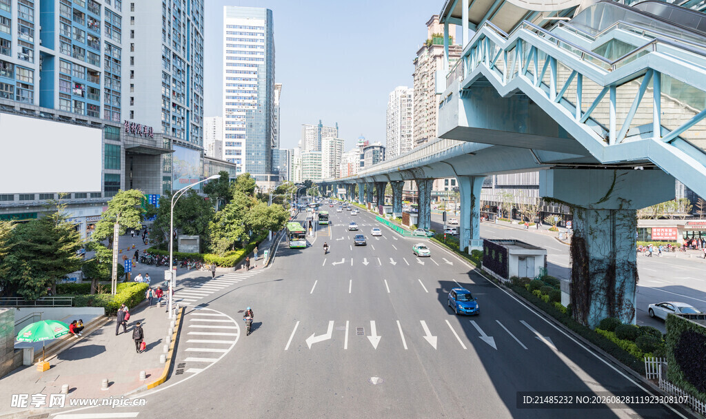 城市高架桥旁的宽阔道路