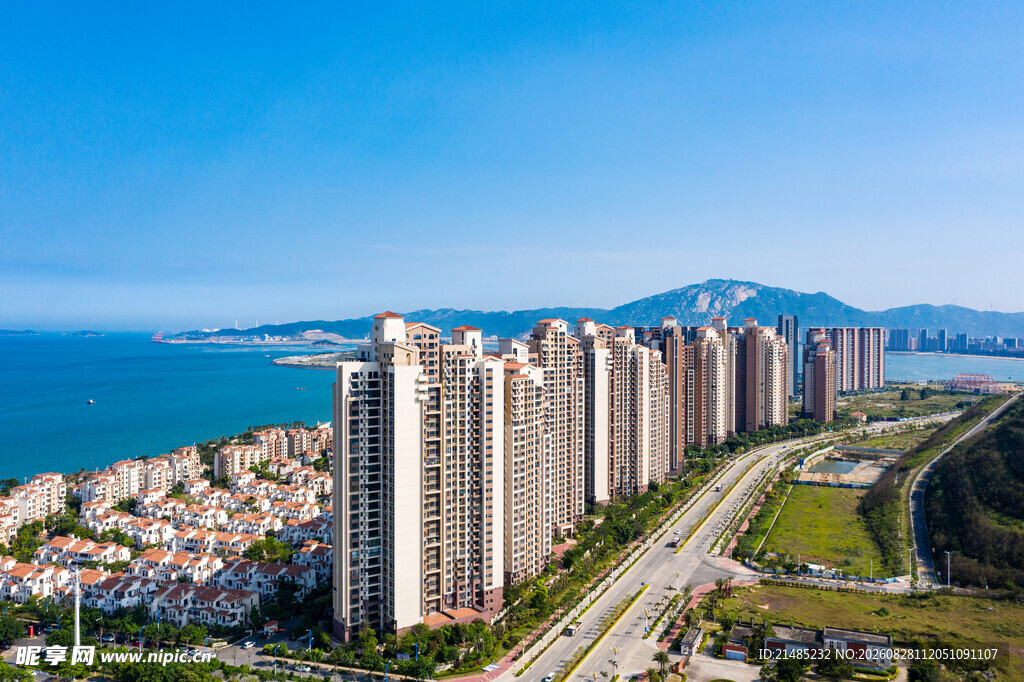 海滨城市高楼景观