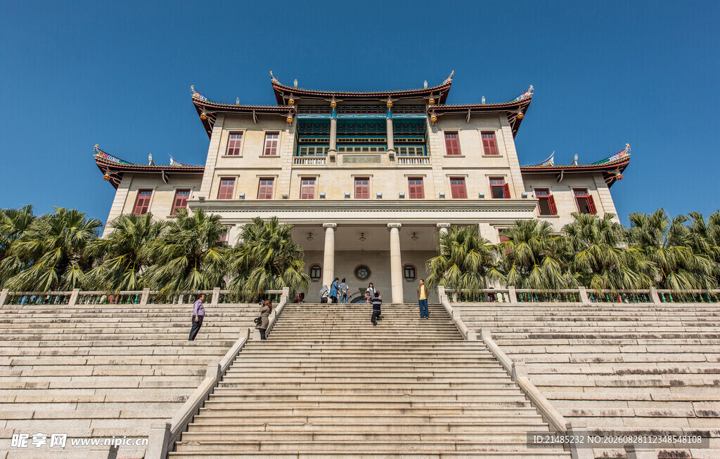 中式古建筑前的石阶景观
