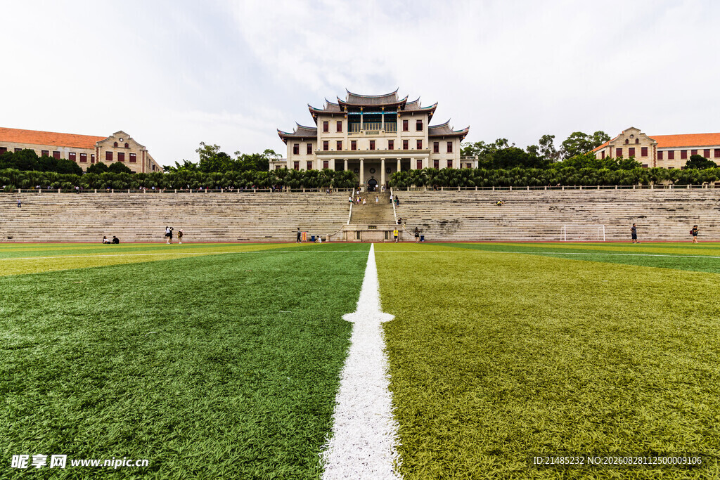 校园操场与古典建筑景观