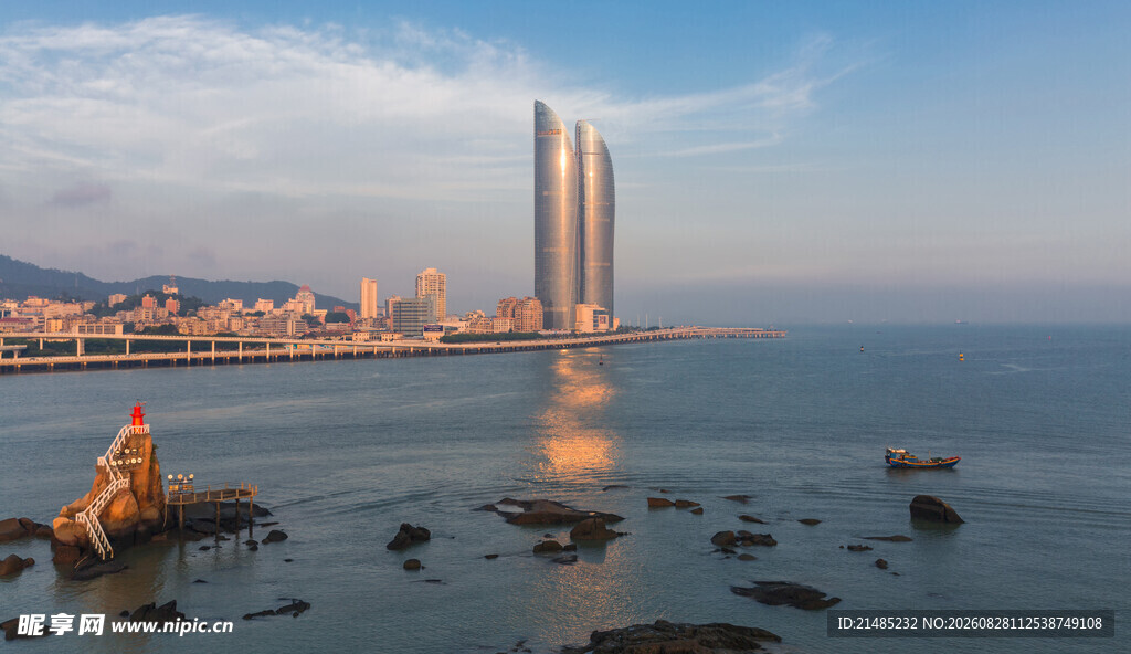 海滨城市的壮丽双塔景观